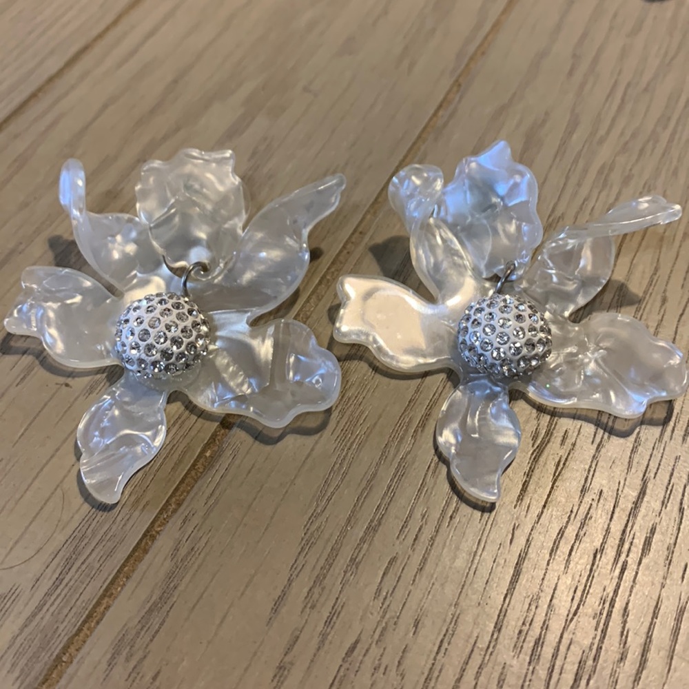 Woman’s. Lillies white earrings.